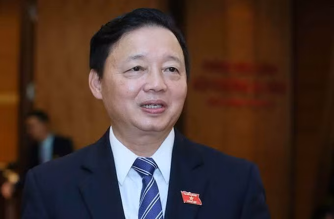 Bộ trưởng Tài nguyên Môi trường Trần Hồng Hà bên hành lang Quốc hội. Ảnh: Ngọc Thắng