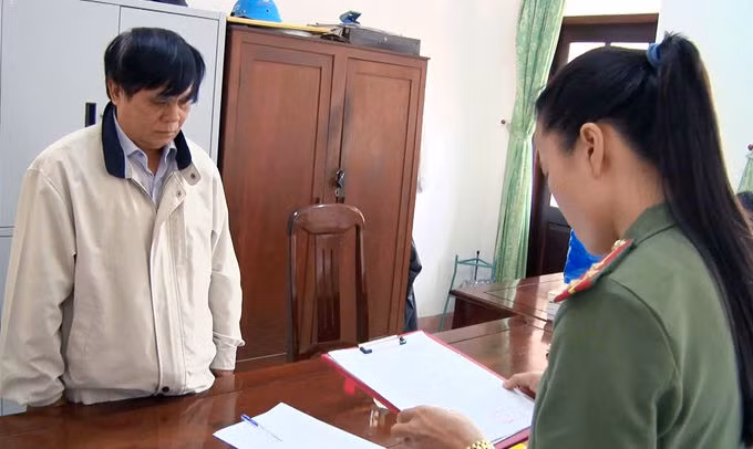 Hai phó giám đốc sở 'tiết lộ đề thi công chức' ảnh 1 Ông Phạm Văn Dũng, nguyên Phó giám đốc Sở Nội vụ Phú Yên, nghe đọc quyết định khởi tố, hồi tháng 2. Ảnh: Công an cung cấp.