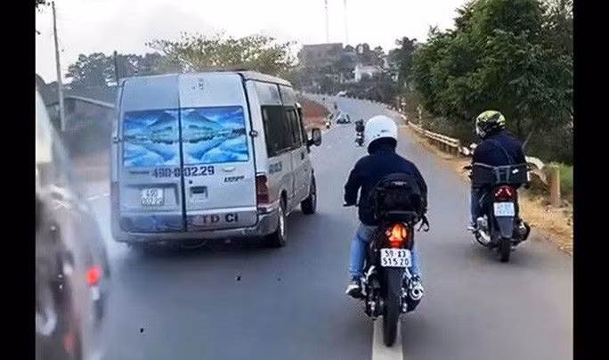 Clip nhóm phượt thủ rượt đuổi, ném đá xối xả vào xe khách trên Quốc lộ 20 - Ảnh 3.