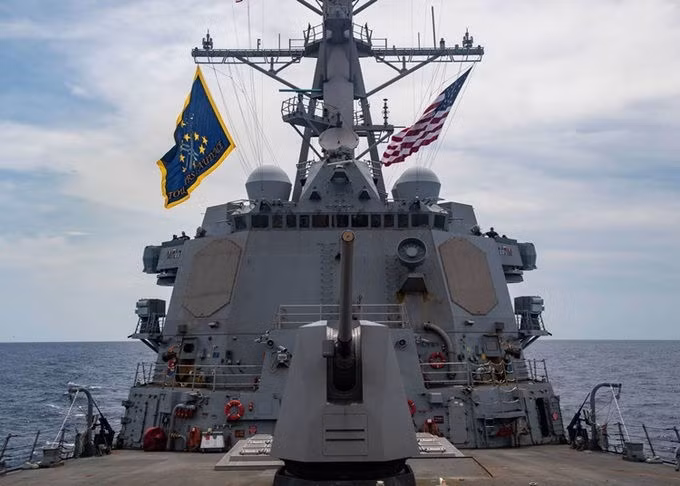 Chiến hạm Mỹ áp sát Hoàng Sa ảnh 1 Tàu chiến mang tên lửa dẫn đường lớp Arleigh Burke USS Mustin đi qua Biển Đông hôm 28/5. Ảnh: US Navy.
