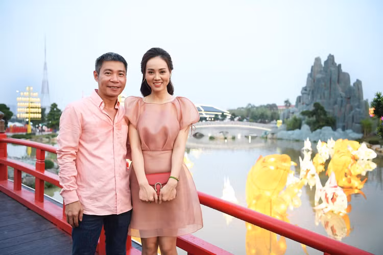 NSND Cong Ly cuoi vo anh 1