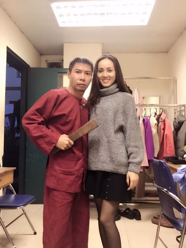 NSND Cong Ly cuoi vo anh 5