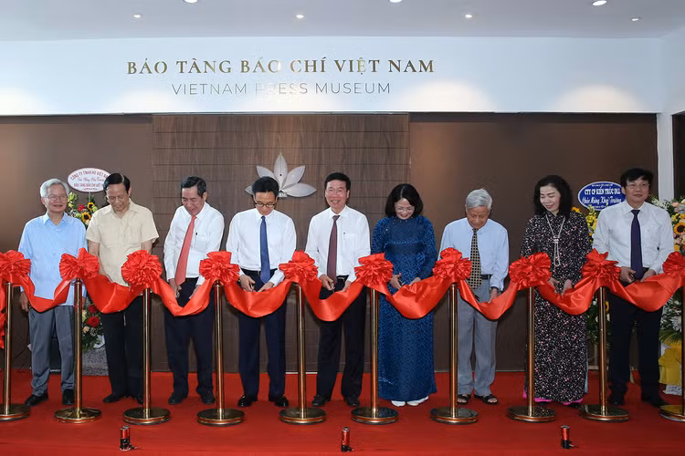 Các đồng chí lãnh đạo Đảng, Nhà nước và các nhà báo lão thành cắt băng khai trương trưng bày Bảo tàng Báo chí Việt Nam, sáng 19/6. Ảnh: VGP/Đình Nam