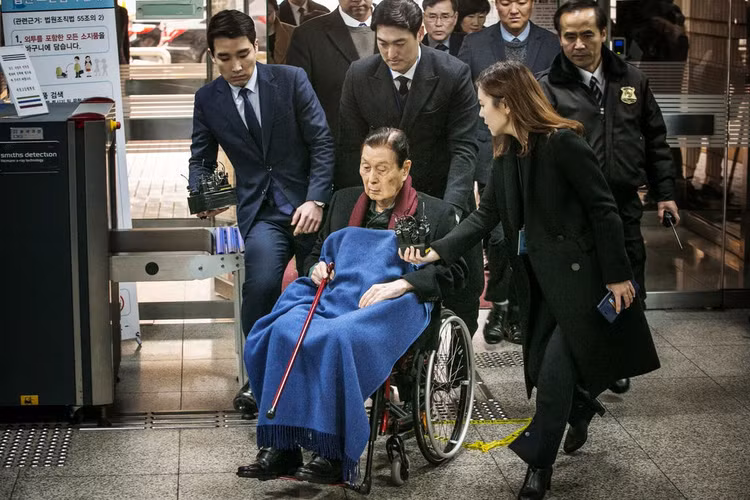Nha sang lap Lotte khong de lai di chuc, cac con tranh gianh ra sao? hinh anh 1 1x_1_Lotte_Bloomberg.jpg