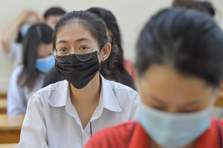 Nghiêm ngặt kiểm tra thí sinh vào làm thủ tục dự thi tốt nghiệp THPT 2020 - 10