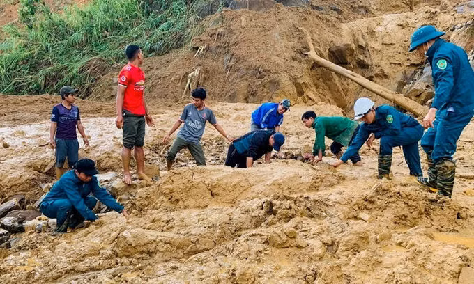 Liên Hợp Quốc sẵn sàng hỗ trợ Việt Nam khắc phục hậu quả lũ lụt ảnh 1 Dân quân tự vệ và người dân địa phương tìm kiếm các nạn nhân bị vùi lấp trong vụ sạt lở đất ở huyện Phước Sơn, tỉnh Quảng Nam hôm nay. Ảnh: Phan Đức - Hữu Khoa.