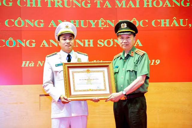 2 Tướng và 1 Trung tá công an được đề nghị phong Anh hùng - 2