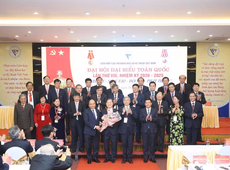 Tien si Phan Xuan Dung tro thanh Tan Chu tich Lien hiep Hoi Viet Nam