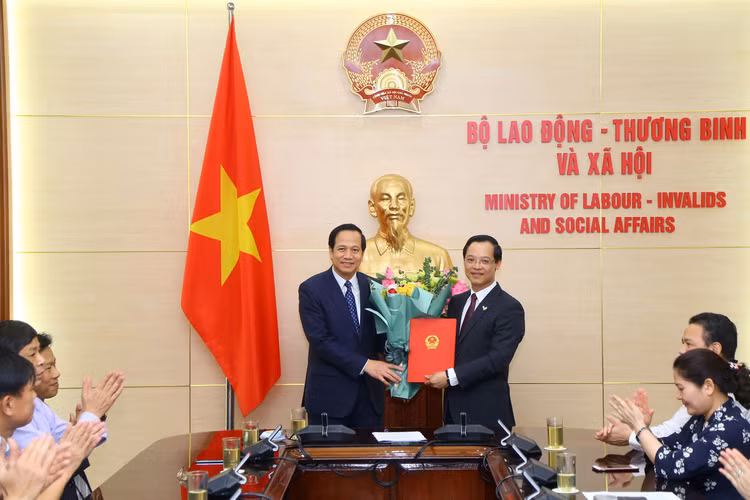 Bộ trưởng Đào Ngọc Dung trao Quyết định bổ nhiệm Tổng Cục trưởng Tổng cục Giáo dục nghề nghiệp - Ảnh 1.
