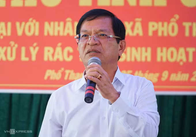 Bí thư Tỉnh ủy Quảng Ngãi Lê Viết Chữ tại buổi đối thoại với người dân huyện Đức Phổ về vấn đề nhà máy xử lý rác vào tháng 9/2019.&nbsp;Ảnh:&nbsp;Trà Giang.