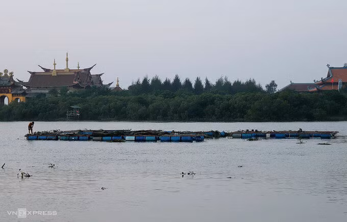 Người nuôi cá trên sông Hộ Độ, huyện Lộc Hà, Hà Tĩnh gia cố lại các lồng nuôi để tránh bão. Ảnh: Đức Hùng