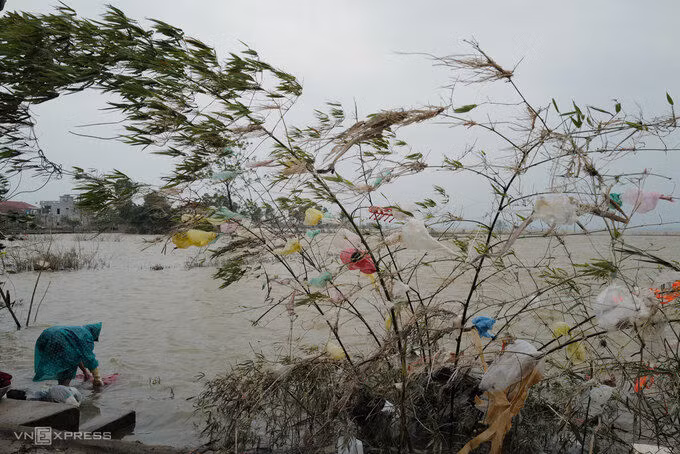 Do ảnh hưởng của bão, Lệ Thuỷ (Quảng Bình) đã có mưa, gió lớn từ sáng 25/10. Ảnh: Ngọc Thành