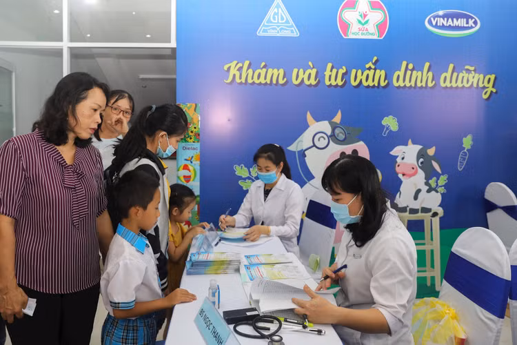 Các bác sĩ dinh dưỡng của Vinamilk kiểm tra, tư vấn về sức khỏe và dinh dưỡng cho các em học sinh tại sự kiện