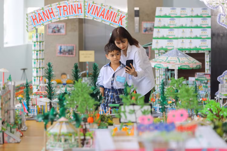 24 mô hình đạt giải làm từ vỏ hộp sữa học đường Vinamilk được trưng bày tại ngày hội.