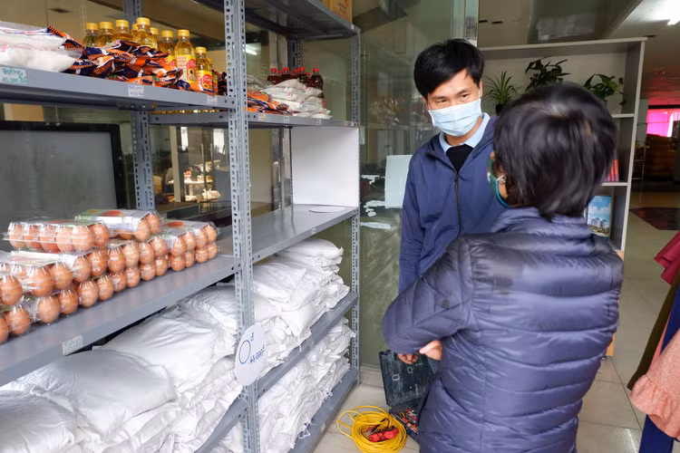 Sau ATM gạo, Hà Nội có thêm siêu thị 0 đồng để giúp đỡ hoàn cảnh khó khăn - 2