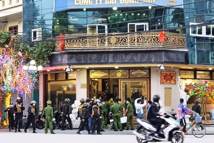 “Đàn em” của vợ chồng đại gia “Đường Nhuệ” ra đầu thú - 2
