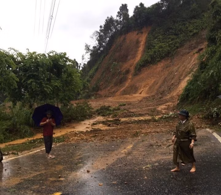 Mưa lớn nước ngập ngang người, TP Hà Giang thất thủ - 7