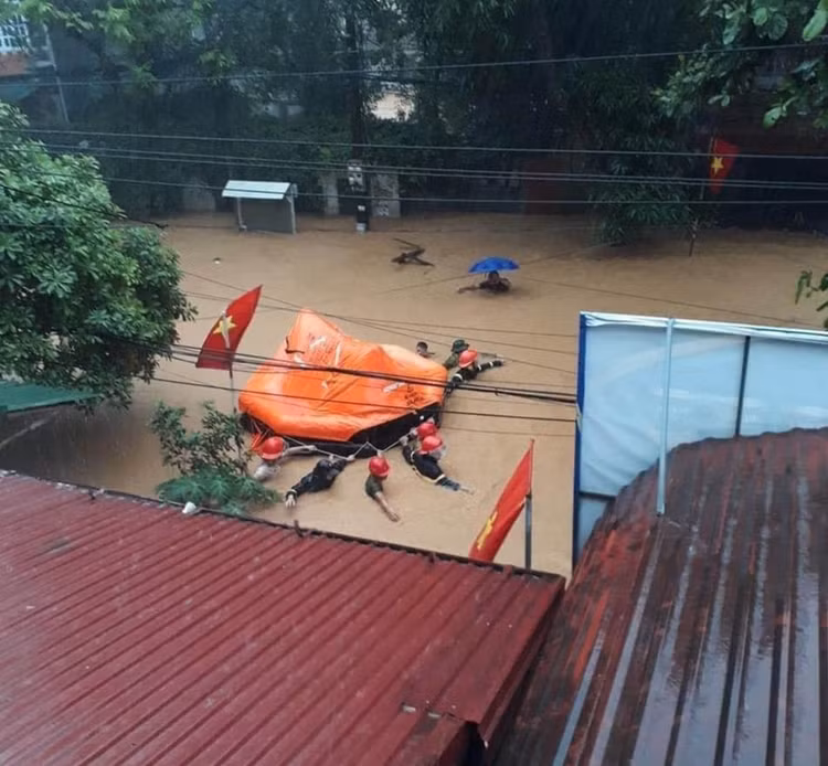 Mưa lớn nước ngập ngang người, TP Hà Giang thất thủ - 4