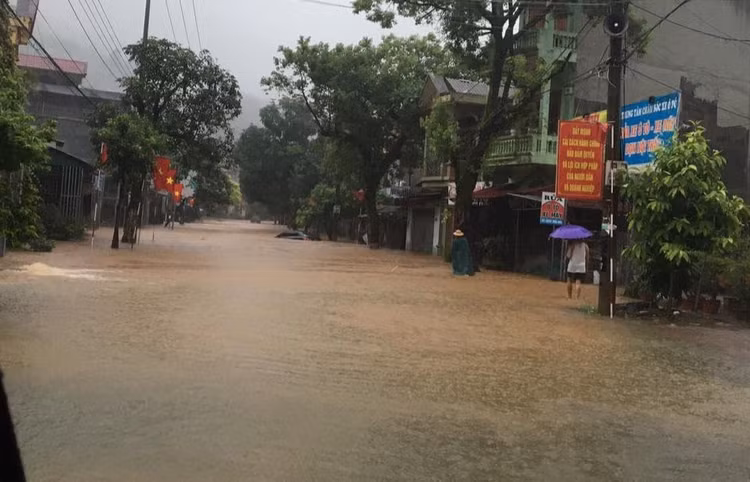 Mưa lớn nước ngập ngang người, TP Hà Giang thất thủ - 1
