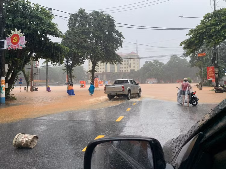 Mưa lớn nước ngập ngang người, TP Hà Giang thất thủ - 5