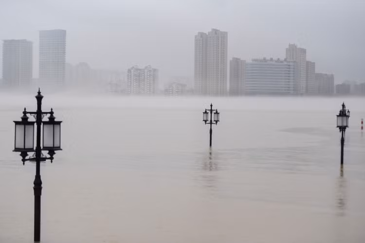 Sông dài nhất Trung Quốc “oằn mình” vì lũ lụt nghiêm trọng - 1