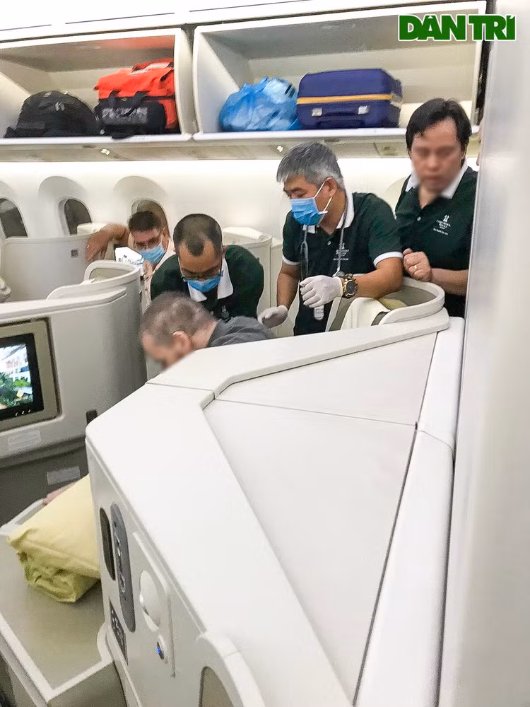 Chùm ảnh độc quyền phi công người Anh trên chuyến bay rời Việt Nam về nước - 4