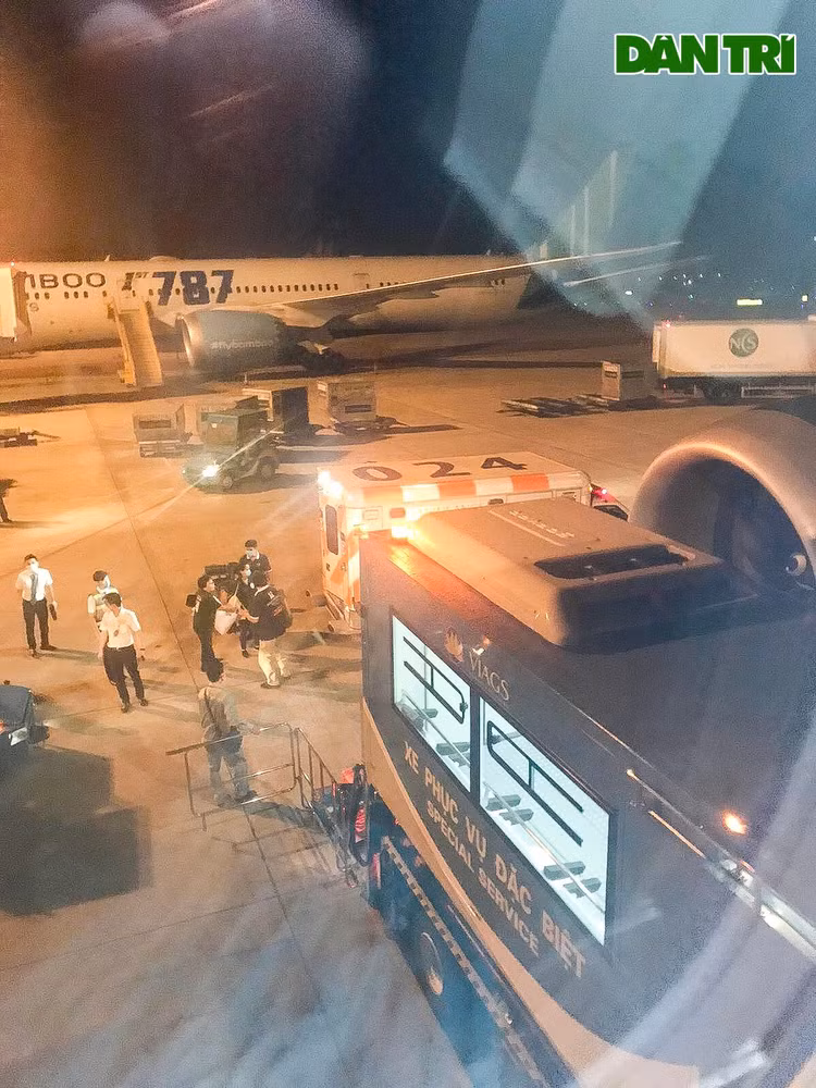 Chùm ảnh độc quyền phi công người Anh trên chuyến bay rời Việt Nam về nước - 2