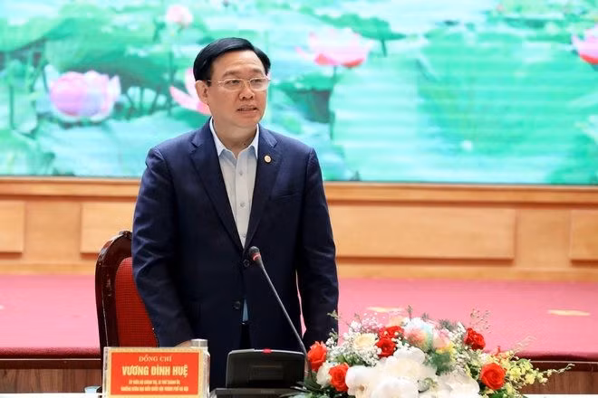 Bí thư Vương Đình Huệ phát biểu tại buổi làm việc.
