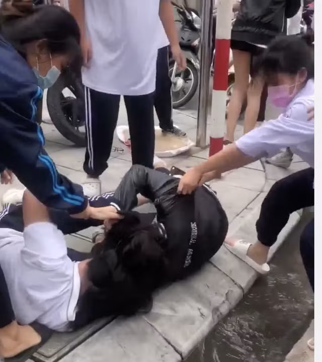 Nữ sinh lớp 10 ở Hà Nội đánh nhau trước cổng trường vì nghi bị 'nhìn đểu'