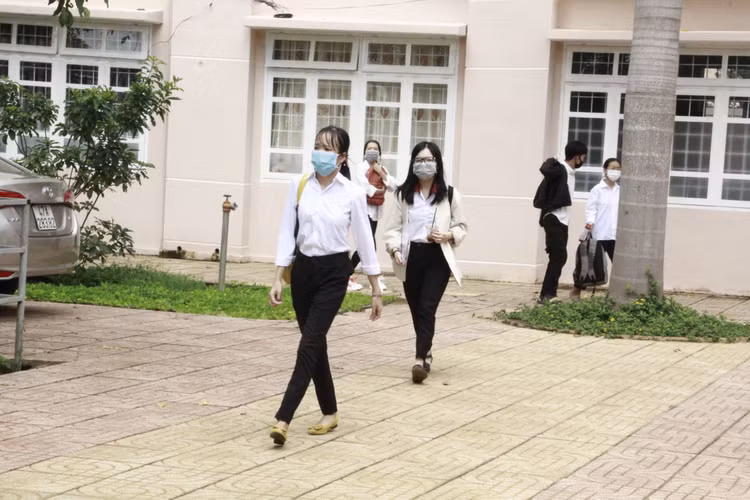 Đề Toán thi tốt nghiệp THPT: Vừa sức thí sinh nhưng để điểm 10 không dễ - 4