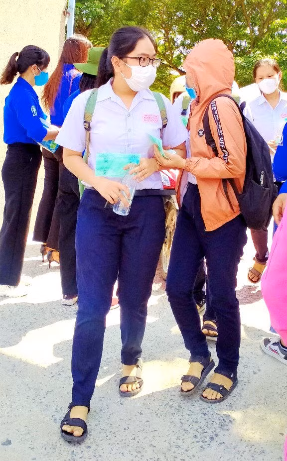 “Niềm tin cho ta sức mạnh” vào đề Ngữ văn, thí sinh phấn khởi sau môn đầu - 5