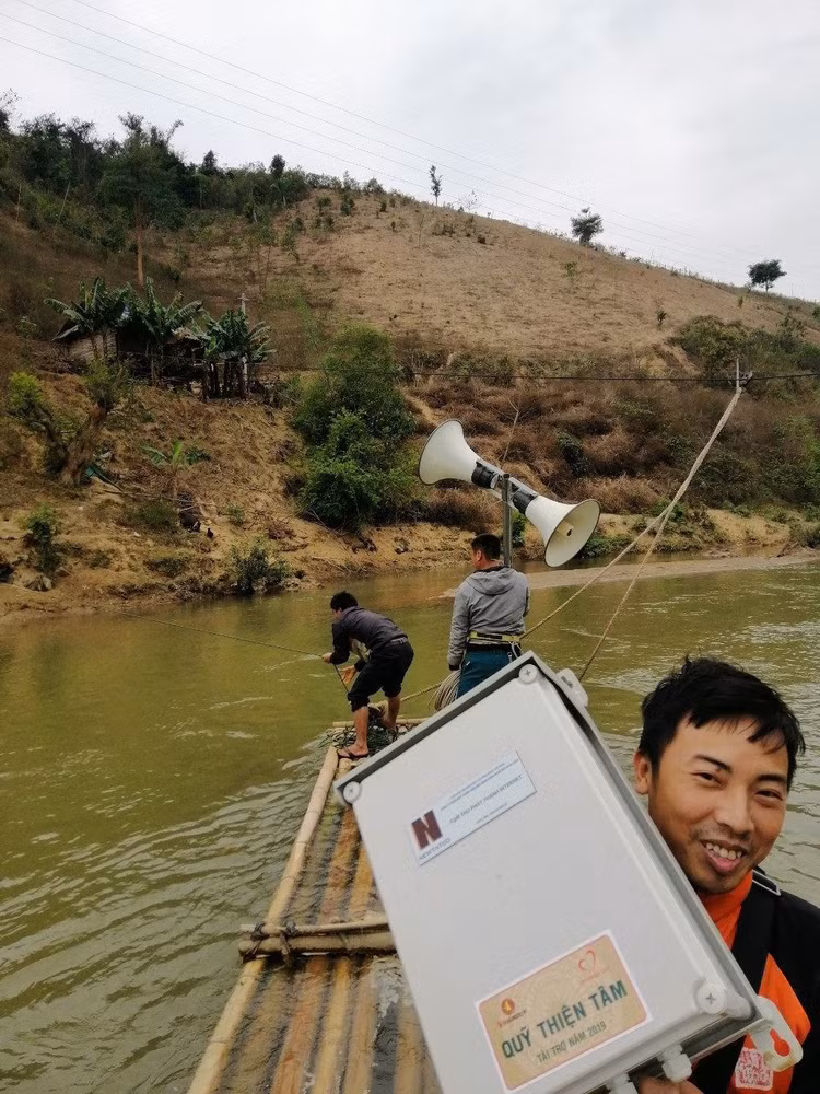 Đội ngũ kỹ thuật băng đèo, lội suối “cõng loa” loa đến với đồng bào vùng cao.