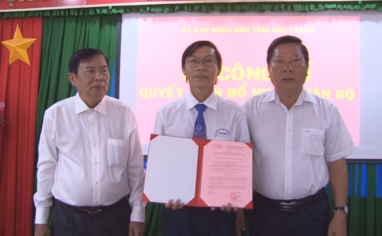 Phó Chủ tịch UBND tỉnh Sóc Trăng Lê Văn Hiểu trao quyết định cho đồng chí Trần Tấn Phương.