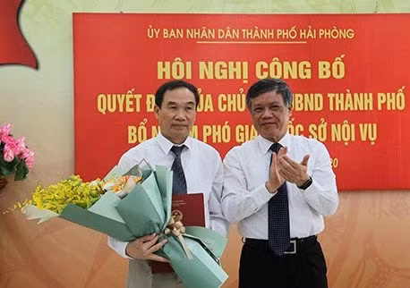 Phó Chủ tịch UBND thành phố Hải Phòng Nguyễn Xuân Bình trao quyết định và chúc mừng đồng chí Trần Quang Trung.