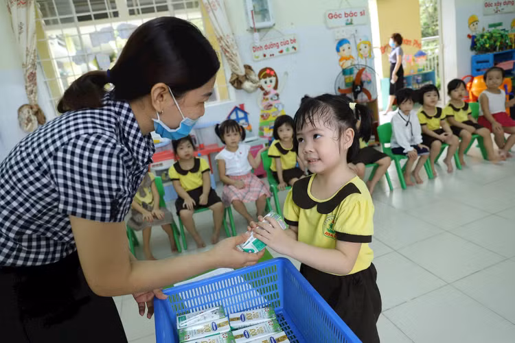 Học sinh cấp mầm non tại TP Đà Nẵng đã được uống sữa theo chương trình ngay trong ngày đầu tiên quay lại trường học sau giãn cách xã hội.