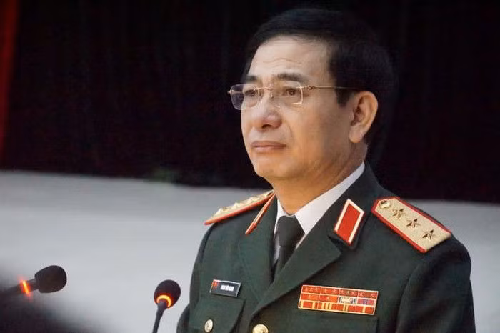 Thượng tướng Phan Văn Giang báo tin vụ sạt lở đất tại Quảng Trị. Thượng tướng Phan Văn Giang báo tin vụ sạt lở đất tại Quảng Trị.