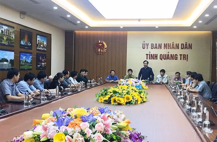UBND tỉnh Quảng Trị họp khẩn triển khai công tác cứu nạn. UBND tỉnh Quảng Trị họp khẩn triển khai công tác cứu nạn.