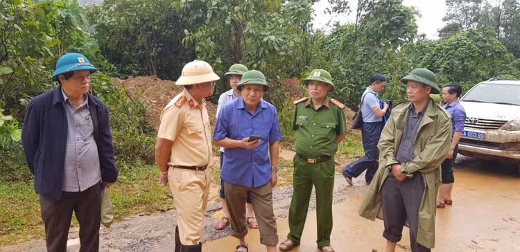 Phó Chủ tịch Thường trực UBND tỉnh Quảng Trị Hà Sỹ Đồng đang trực tiếp chỉ đạo các lực lượng khẩn trương khắc phục sạt lở, thông đường để tiếp cận hiện trường. Phó Chủ tịch Thường trực UBND tỉnh Quảng Trị Hà Sỹ Đồng đang trực tiếp chỉ đạo các lực lượng khẩn trương khắc phục sạt lở, thông đường để tiếp cận hiện trường.