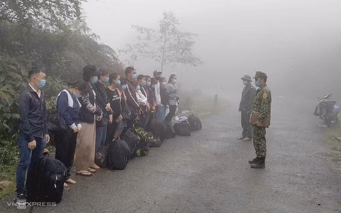 Phát hiện hàng trăm người nhập cảnh trái phép trong bốn ngày ảnh 1 Nhóm 14 công dân nhập cảnh trái phép qua mốc 457, lúc 7h30 ngày 17/9. Ảnh: Phàn Sài Mìn