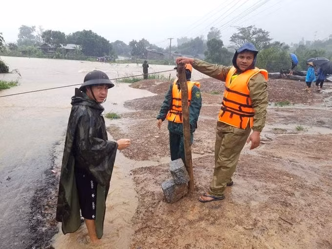 Chính quyền chốt chặn tuyến đường vào thôn Ea Hăn, xã Cư Đrăm, huyện Krông Bông, trưa 10/11. Ảnh: Ngọc Oanh.