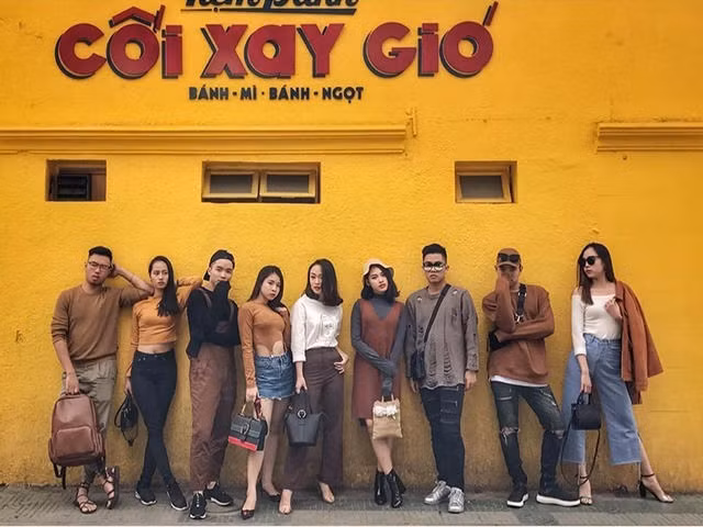 Giới trẻ xếp hàng chụp ảnh trước khi bức tường Cối Xay Gió bị xóa sổ