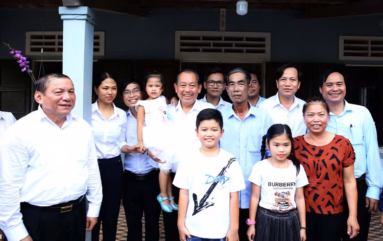 Phó Thủ tướng thăm gia đình thương binh nặng Đặng Sỹ Lục, xã Triệu Ái, huyện Triệu Phong. Ảnh VGP/Lê Sơn