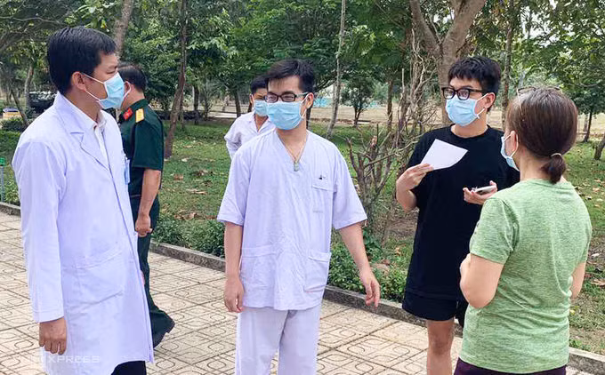 Năm bệnh nhân TP HCM xuất viện ảnh 1 Các bệnh nhân trao đổi với bác sĩ trước khi xuất viện tại Bệnh viện dã chiến Củ Chi sáng 14/4. Ảnh do bệnh viện cung cấp.