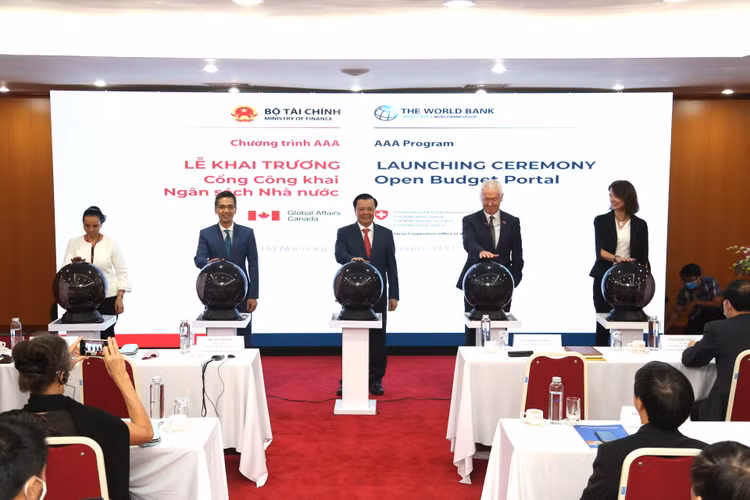 Đại diện Bộ Tài chính và các đối tác quốc tế bấm nút khai trương. Ảnh:VGP.