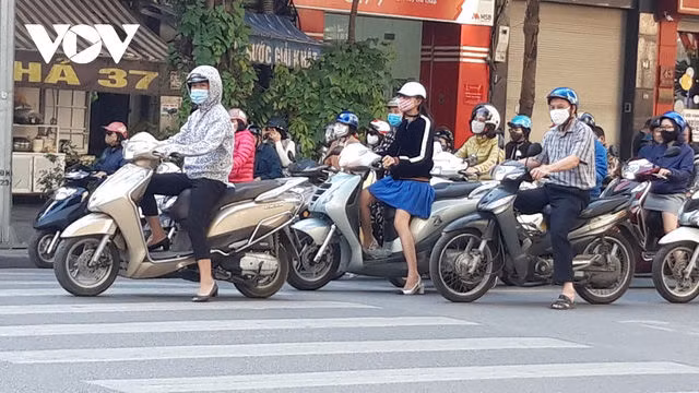 Hà Nội bắt buộc đeo khẩu trang nơi công cộng: Người dân đang chấp hành tốt - Ảnh 4.