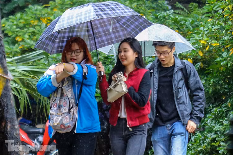 Mức phạt tăng 'tiền triệu', người dân Thủ đô vẫn thờ ơ với khẩu trang khi ra đường - ảnh 12