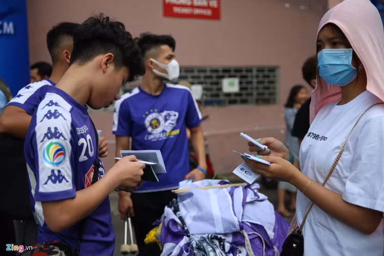 Quang Hai co muc than nhiet 37,8 do C truoc tran sieu cup hinh anh 6 fan5_zing.jpg
