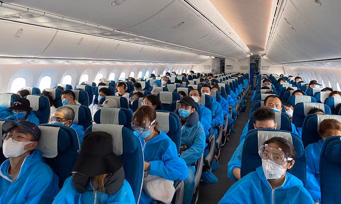 Hành khách Trung Quốc trên chuyến bay đến Nam Kinh hôm 18/7. Ảnh: VNA