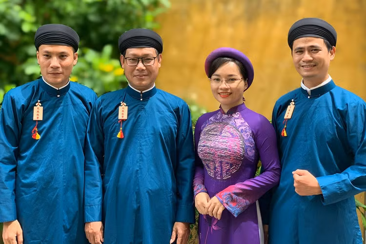 cong chuc nam mac ao dai anh 1