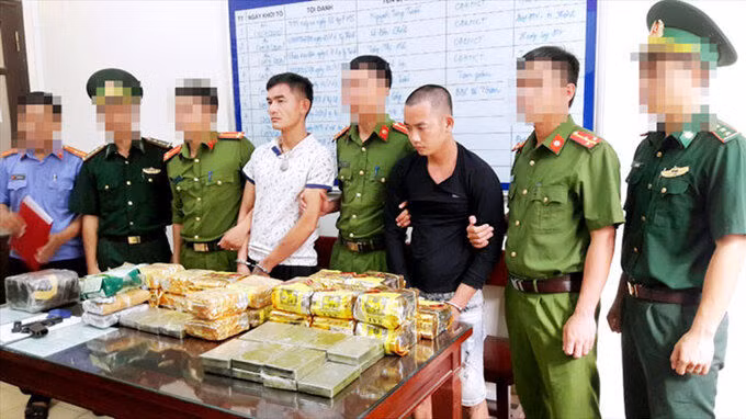 50 cảnh sát rượt đuổi ôtô chở lô ma tuý hàng chục tỷ đồng ảnh 2 Một số nghi can (thứ 3 và 5 từ phải qua) cùng tang vật tại cơ quan điều tra. Ảnh: Biên Phòng